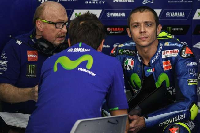 Valentino Rossi tengah mendengarkan masukan dari kru tim Yamaha. [AFP/Mohd Rasfan]