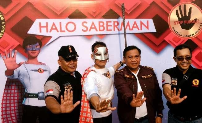 Kepala Satgas Saber Pungli, Komjen Pol Dwi Priyatno (kedua dari kanan), di sela-sela sosialisasi Stop Pungli di momen Car Free Day di Kawasan Jalan Sudirman, Jakarta Pusat, Minggu (12/11/2017). [Suara.com/Erick Tanjung]
