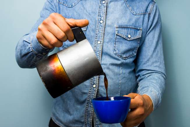 Ilustrasi minum kopi hitam (Shutterstock)