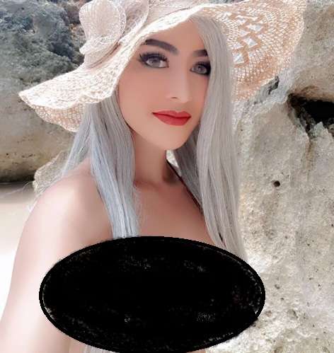 Pose seksi Cynthiara Alona di medsos. [Instagram @cynthiaraalona]