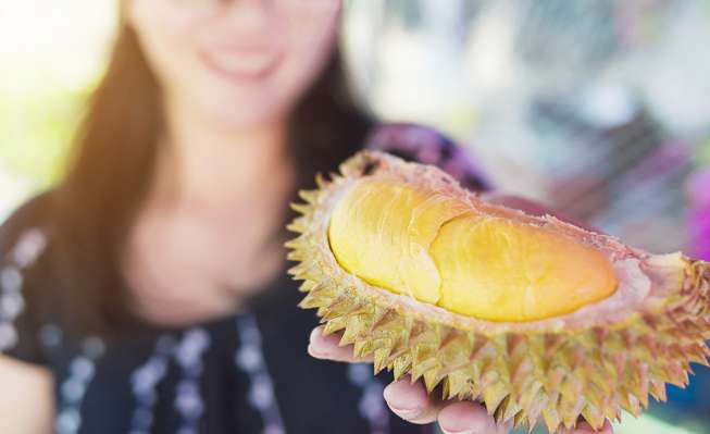 Ilustrasi makan durian (Shutterstock)