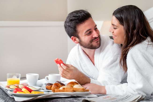 Pasangan sarapan di tempat tidur. (Shutterstock)