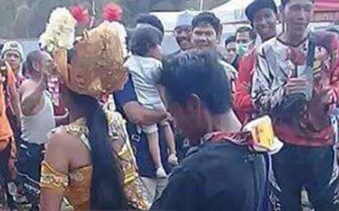 Kasus Tari Joged Bumbung yang dipentaskan tapi menampilkan unsur pornoaksi pada sebuah acara amal di Desa Les, Kabupaten Buleleng. [Facebook]