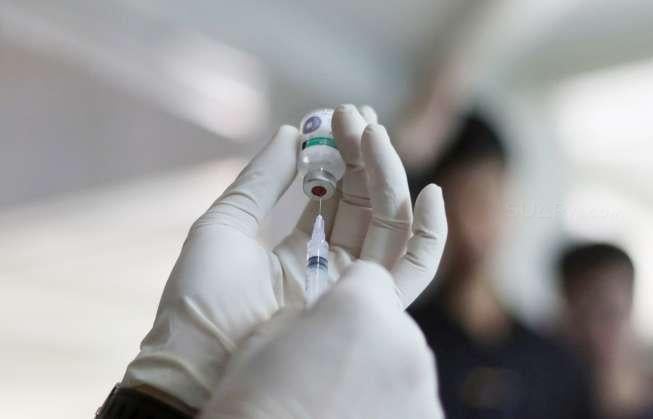 Petugas Suku Dinas Kesehatan (Sudinkes) Jakarta Barat memberikan vaksin DPT (Difteri, Tetanus, dan Pertusis) ke Mahasiswa Universitas Tarumanegara (UNTAR) di Jakarta, Jumat (15/12).