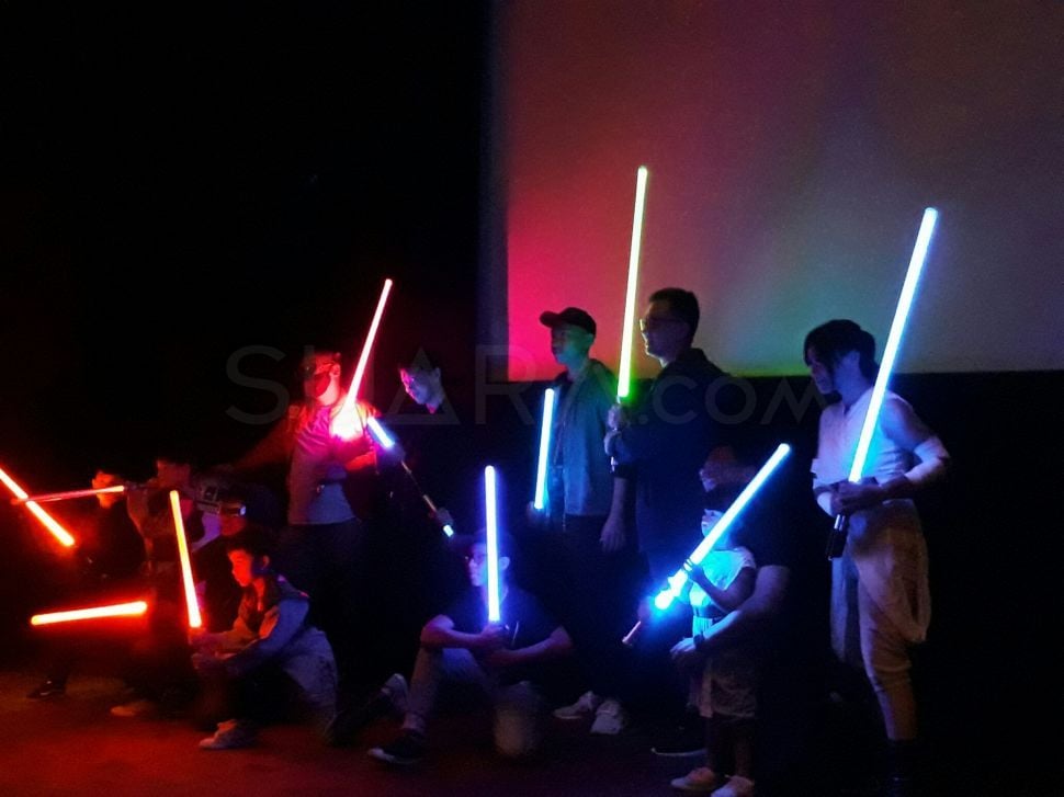 Penggemar Star Wars nobar di Kuningan City. (16/12). (Suara.com/Firsta Nodia)