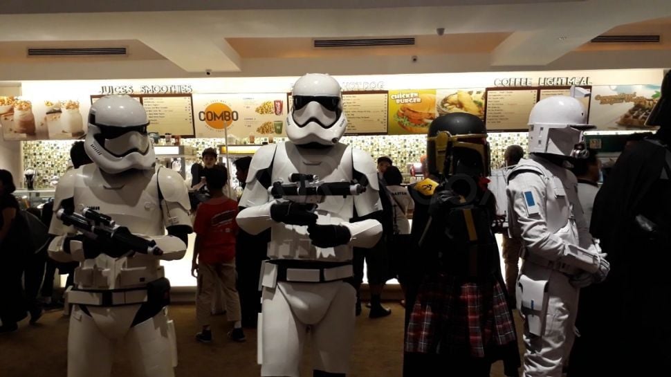 Penggemar Star Wars nobar di Kuningan City. (16/12). (Suara.com/Firsta Nodia)