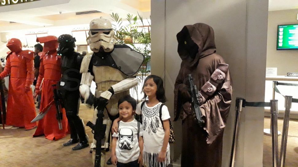 Penggemar Star Wars nobar di Kuningan City. (16/12). (Suara.com/Firsta Nodia)