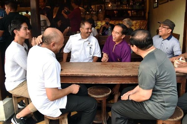 Presiden Joko Widodo berada di Pantai Kuta, Bali. [Twitter@Jokowi]