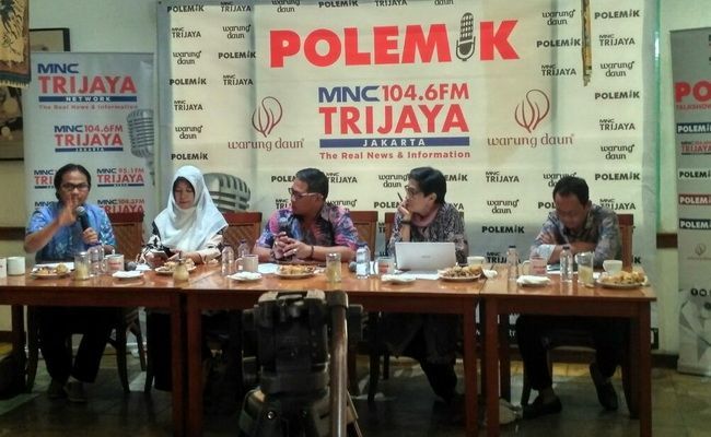 Pakar Neuropsikolog Ikhsan Gumilar (kiri) dalam diskusi bertajuk "LGBT, Hak Asasi dan Kita" di Warung Cikini, Jakarta Pusat, Sabtu (23/12/2017). [Suara.com/Nikolaus Tolen]