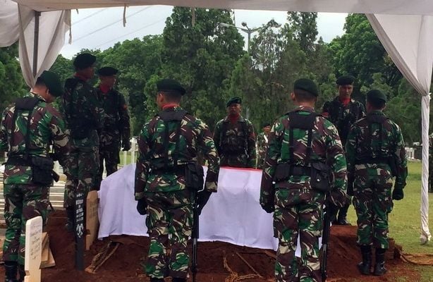 Mantan Komisioner KPK, Sjahruddin Rasul, dimakamkan dengan upacara militer di TMP Kalibata, Jakarta Selatan, Sabtu (23/12/2017). [Suara.com.Nikolaus Tolen]