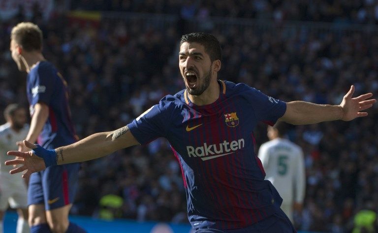 Penyerang Barcelona, Luis Suarez, merayakan gol pembuka bagi timnya atas Real Madrid di Santiago Bernabeu, Sabtu (23/12/2017). [AFP/Curto De La Torre]