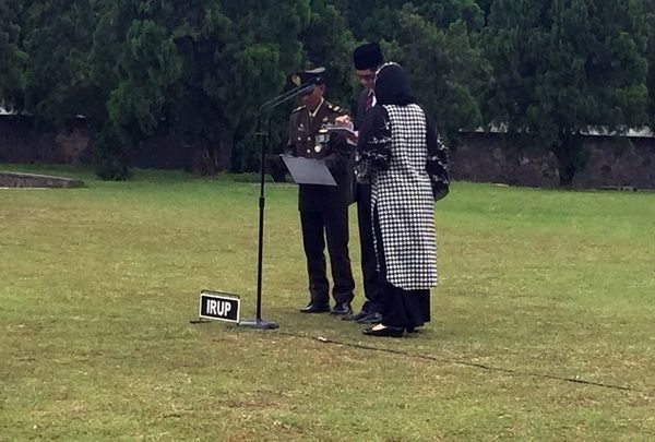 Wakil Ketua KPK Laode M Syarief menjadi inspektur upacara dalam upacara militer pemakaman mantan Komisioner KPK, Sjahruddin Rasul, di TMP Kalibata, Jakarta Selatan, Sabtu (23/12/2017). [Suara.com/Nikolaus Tolen]