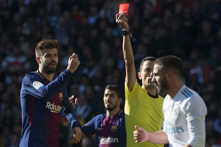 Wasit Jose Sanchez mengeluarkan kartu merah bagi bek Real Madrid, Dani Carvajal (kanan), Sabtu (23/12/2017). [AFP/Curto De La Torre]