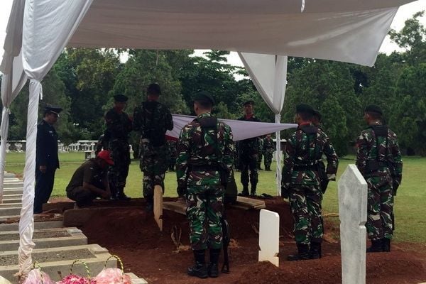 Mantan Komisioner KPK, Sjahruddin Rasul, dimakamkan dengan upacara militer di TMP Kalibata, Jakarta Selatan, Sabtu (23/12/2017). [Suara.com.Nikolaus Tolen]