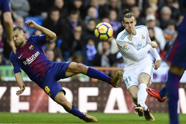 Penyerang Real Madrid, Gareth Bale (kanan), melepaskan tembakan yang gagal dihalau bek kiri Barcelona, Jordi Alba, Sabtu (23/12/2017). [AFP/Javier Soriano]