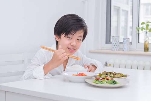 Anak makan, diet sehat untuk anak. (Shutterstock)