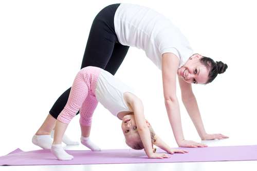 Ibu dan anak olahraga yoga. (Shutterstock)