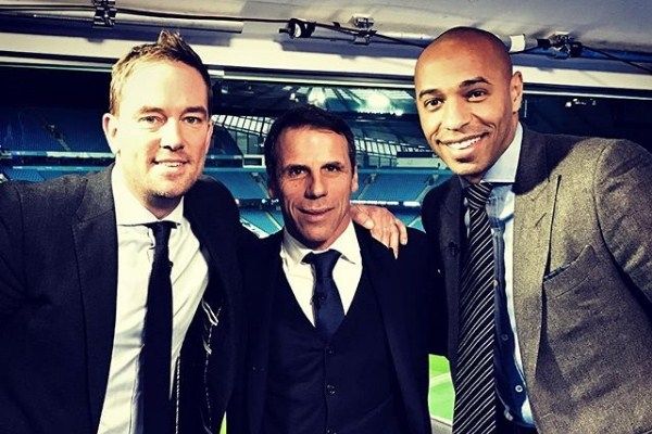 Simon Thomas (kiri) bersama mantan pesepakbola dunia yang kini sering jadi komentar sepakbola, Gianfranco Zola (tengah) dan Thierry Henry. [Instagram@simonjthomassky]