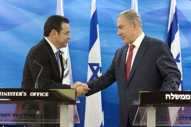 Presiden Guatemala Jimmy Morales (kiri) bersalaman dengan Perdana Menteri Israel Benyamin Netanyahu. [AFP]