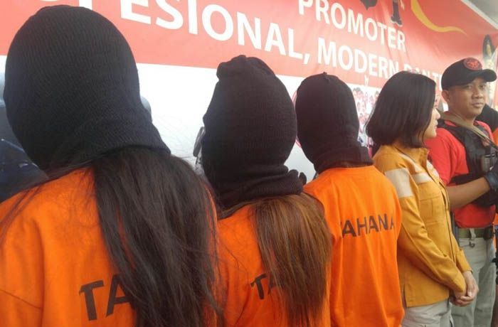 Tiga perempuan anggota geng motor yang ikut menjarah toko pakaian di Depok, Jawa Barat. Ketiga perempuan itu berinisial Y, AB, dan BA. [Suara.com/Welly Hidayat]