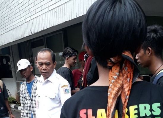 Puluhan pemuda asal Cirebon penggemar grup band Slank atau yang biasa disebut Slankers mendapat binaan dari Dinas Sosial DKI Jakarta. [Dok. Dinsos DKI Jakarta]