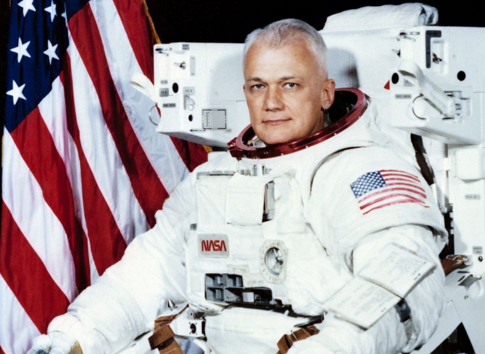 Mantan astronot NASA, Bruce McCandless. [AFP/NASA]