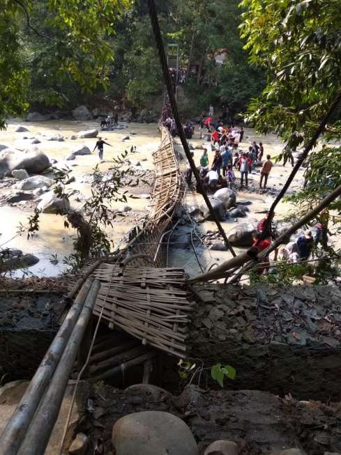 Jembatan gantung penangkaran rusa Bogor ambruk