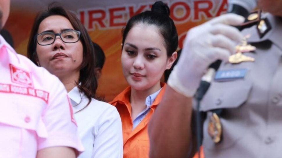 Jennifer Dunn saat menghadiri rilis kasus narkobanya di Polda Metro Jaya, Jakarta, Selasa (2/1/2018). [Suara.com/Wahyu Tri Laksono]