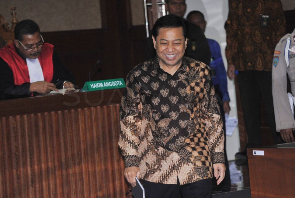 Terdakwa Setya Novanto saat hadir dalam sidang putusan sela di Pengadilan Tipikor, Jakarta, Kamis (4/1/2018), di mana Majelis Hakim menolak eksepsinya. [Suara.com/Oke Atmaja]