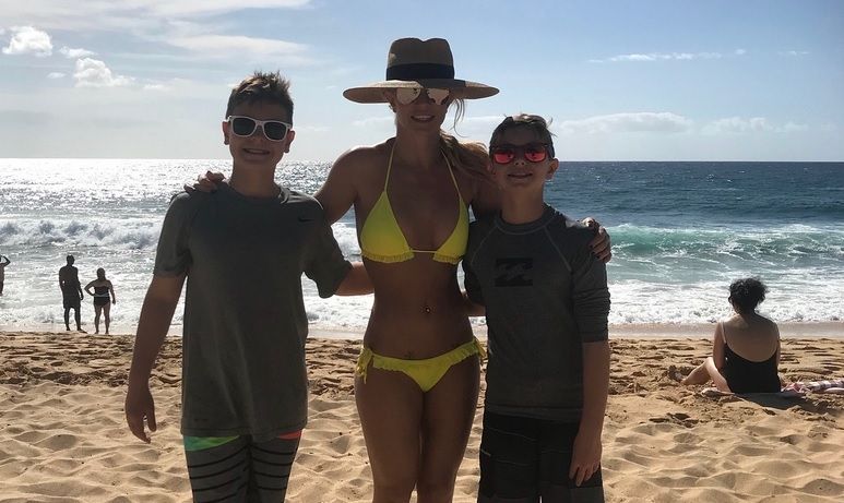 Britney Spears seksi berbikini kuning di sebuah pantai bersama dua putranya, Sean dan Jayden. (Instagram)