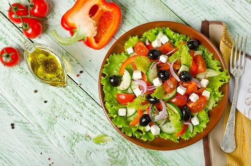 Ilustrasi menu diet Mediterania, salad sayur. (Shutterstock)