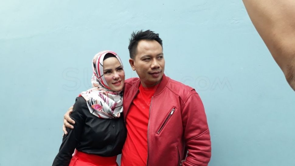 Angel Lelga dan Vicky Prasetyo di kawasan Tendean, Jakarta Selatan, Selasa (9/1/2018). [suara.com/Ismail]