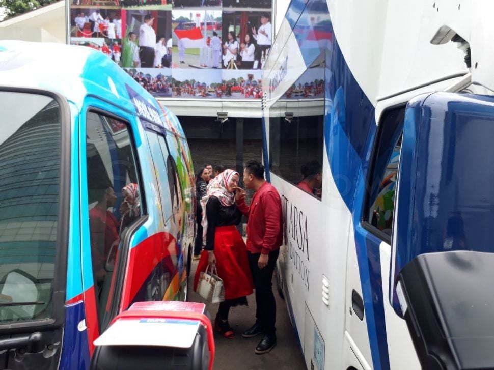 Angel Lelga dan Vicky Prasetyo di kawasan Tendean, Jakarta Selatan, Selasa (9/1/2018). [suara.com/Ismail]