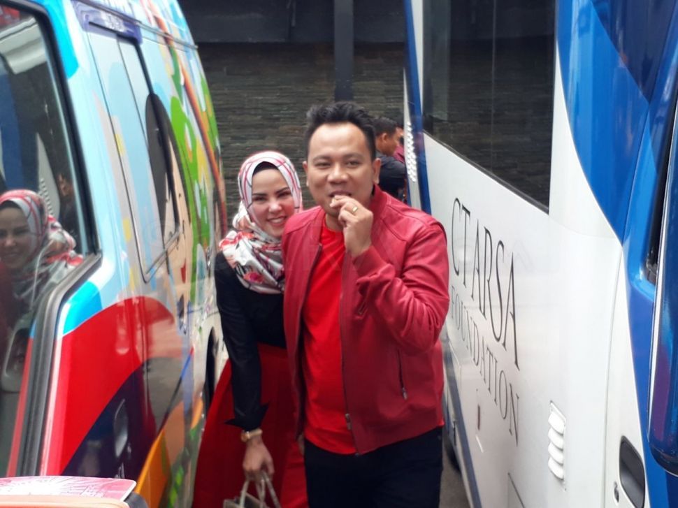 Angel Lelga dan Vicky Prasetyo di kawasan Tendean, Jakarta Selatan, Selasa (9/1/2018). [suara.com/Ismail]