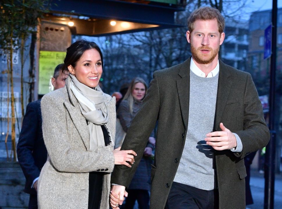 Pangeran Harry )(kanan) bersama tunangannya, Meghan Markle. [AFP/Dominic Lipinski]