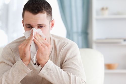 Lelaki sedang menderita influenza atau flu. (Shutterstock)