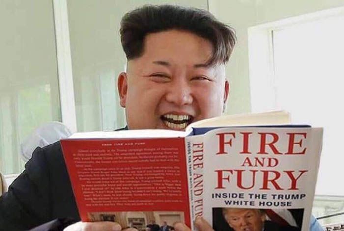 Pemimpin tertinggi Korea Utara Kim Jong Un tengah membaca buku "Fire and Fury" yang menceritakan sifat-sifat buruk Donald Trump.