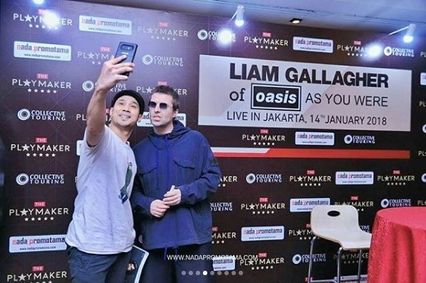 Caesar foto bareng Liam Gallagher [Instagram/nada_promotama]