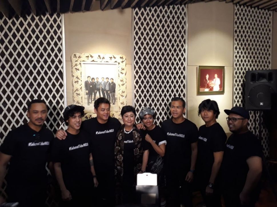 Grup band Nidji bersama produser Musica Studio Indrawati Widjaja atau Bu Acin di kantor Musica Studio, Pancoran, Jakarta Selatan pada Selasa (16/1/2018) [suara.com/Sumarni]