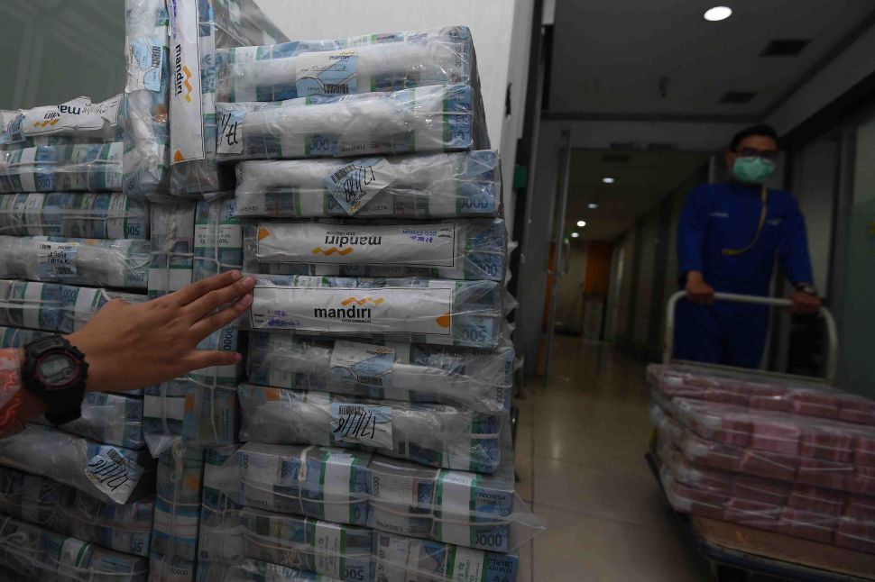 Petugas menata tumpukkan uang di Cash Center Bank Mandiri, Jakarta, Rabu (17/1).