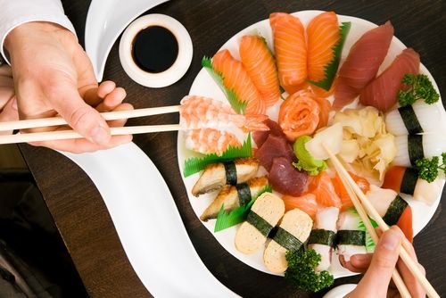 Makan sushi. (Shutterstock)