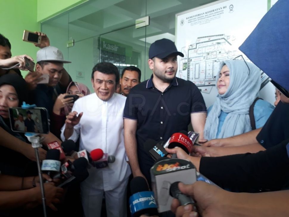 Ridho Rhoma didampingi keluarga saat dibebaskan dari RSKO Cibubur, Jakarta Timur, Kamis (25/1/2018) [suara.com/Wahyu Tri Laksono]