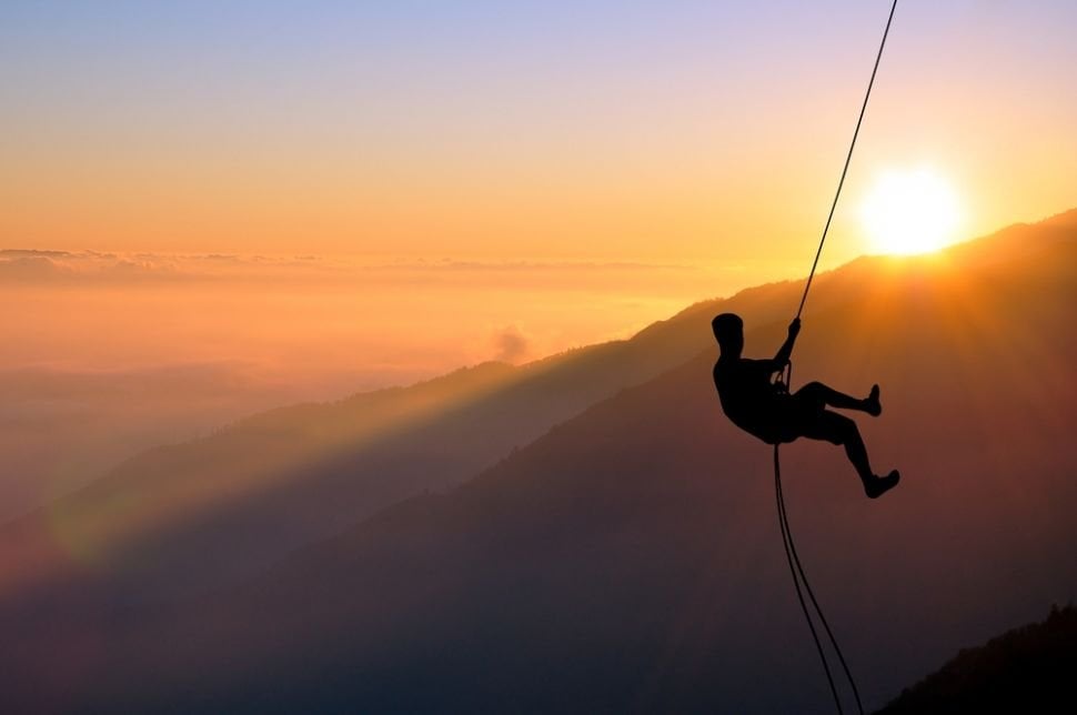 Ilustrasi seorang lelaki melakukan abseiling. [Shutterstock]