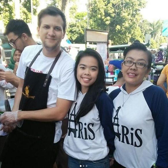Stuart Collin saat melayani pembeli Capung Goreng. (Instagram)