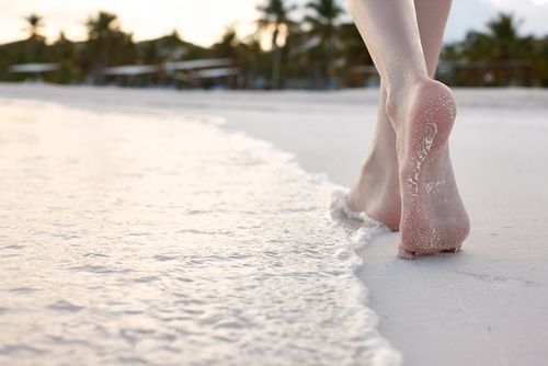 Ilustrasi telanjang kaki di pantai. (Shutterstock)