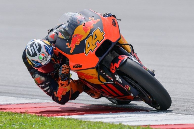 Pebalap KTM, Pol Espargaro, saat menjalani tes pramusim MotoGP di Sirkuit Sepang, Senin (29/1/2018). [AFP/Mohd Rasfan]