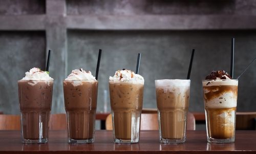 Es kopi dengan topping krim, salah satu minuman manis yang sedang tren saat ini. (Shutterstock)