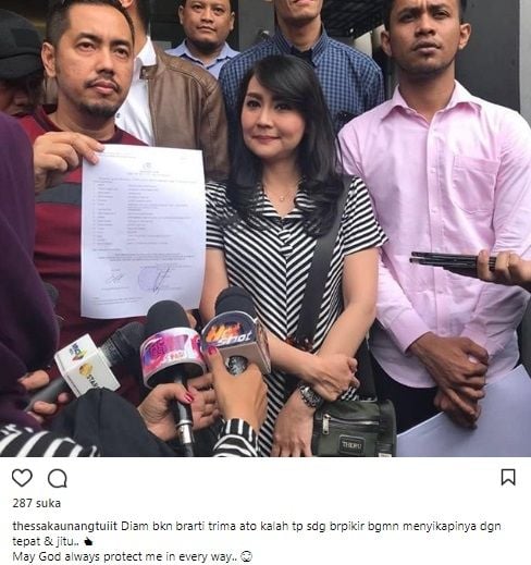 Artis Tessa Kaunang ditemani pengacaranya di Polda Metro Jaya. [Instagram]