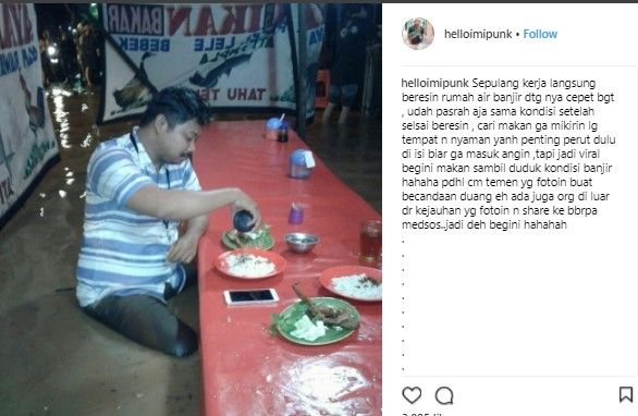 Lelaki makan pecel lele di tengah banjir jakarta. (Instagram)