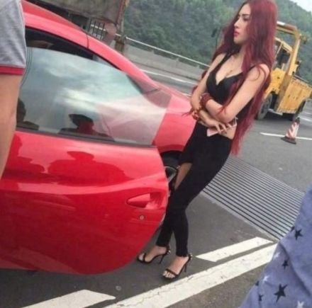 Mobil ditabrak sopir Ferrari seksi. (Facebook)